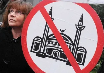 Çocuklara yönelik İslamofobik soru! Allah yazısını ve cami resimlerini çöpe attırdılar