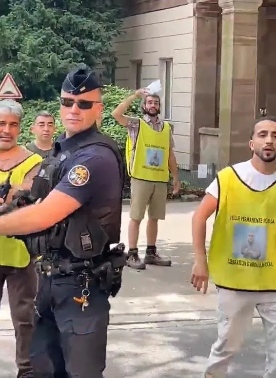 Fransa’da Öcalan’a özgürlük sloganları! PKK destekçileri Türk vatandaşlarına saldırdı