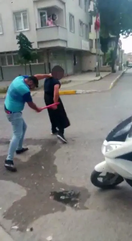 Taciz iddiası öfkeli kocayı çılgına çevirdi! Sokak ortasında kepaze oldu - 4