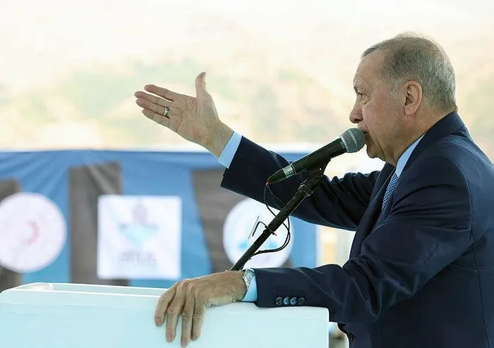 Başkan Erdoğan’dan Vaniköy’de kaçak yapıya izin veren İBB’ye sert tepki: İstanbul’un hazinesini para babalarına peşkeş çekiyorlar