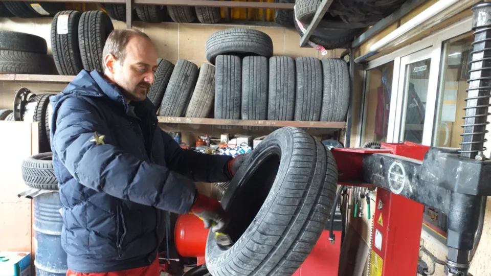 15 yıldır görmeden lastik tamir ediyor! Şaşkına çeviren olay
