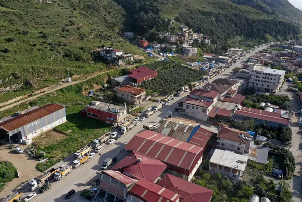 1680949896791.jpg Deprem felaketi sonrası Hatay! Enkaz kaldırma çalışmaları sürüyor: Kamyonlarının yoğunluğu havadan görüntülendi - 5