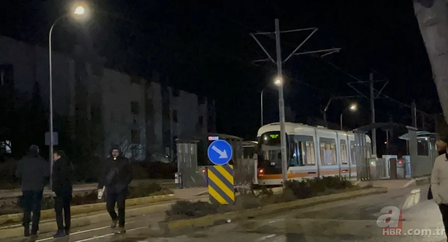 Eskişehir’de katliam gibi kaza! Otomobil tramvaydan inen yayalara çarptı: Sürücü tutuklandı 1
