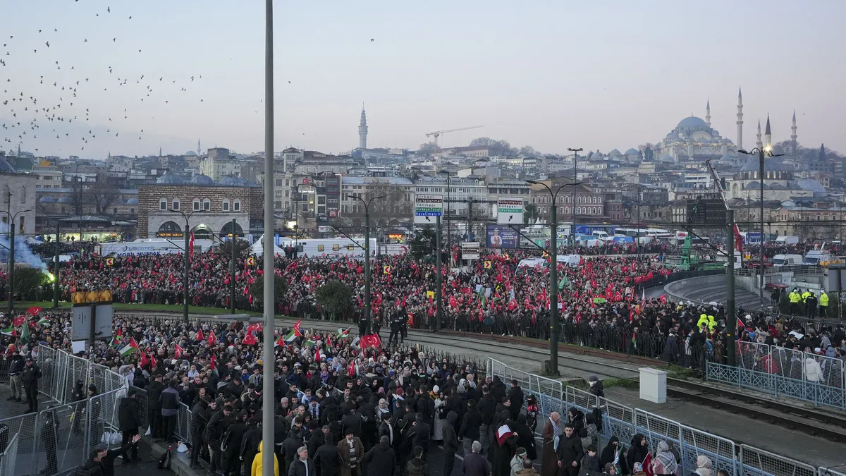 Gazeteci yazar Sadık Albayrak Galata Köprüsü’ndeki Gazze buluşmasına katıldı