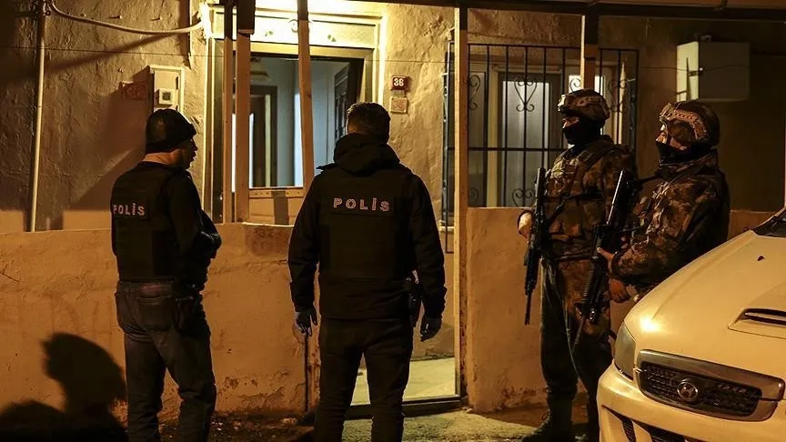 adalet-bakanligindan-81-ile-sifir-tolerans-genelgesi-dijital-ve-sokak-cetelerine-darbe-1782141458435.jpeg Adalet Bakanlığı'ndan 81 ile "sıfır tolerans" genelgesi! Çetelerin kökü kazınacak - 1
