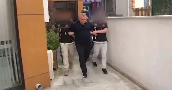 zehir-tacirlerine-operasyon-uluslararasi-uyusturucu-ticareti-yapan-4-suc-orgutu-cokertildi-mert-orhan-ungan-ib-1717827388933.jpeg Zehir tacirlerine operasyon! Uluslararası uyuşturucu ticareti yapan 4 suç örgütü çökertildi | Mert (Orhan) Ünğan, İbrahim Kurtar, Aydın Razaki ve Recep Özyıldız yakalandı - 1