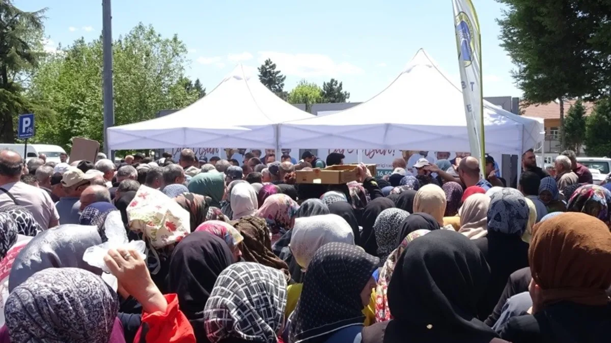 Tavşanlı'da fide dağıtımı izdihama sebep oldu