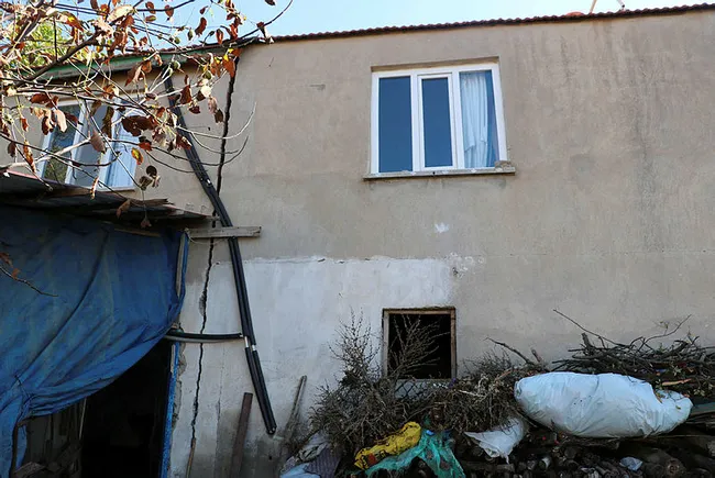 Afyonkarahisar'da kabus evi! Duvarlarında çatlak oluşan evlerde korkuyla yaşıyorlar - 2