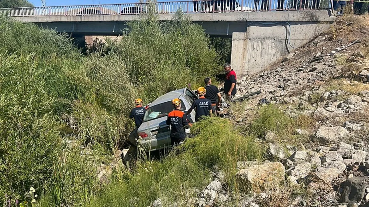 Sivas'ta otomobil dereye uçtu: Evli çift hayatını kaybetti
