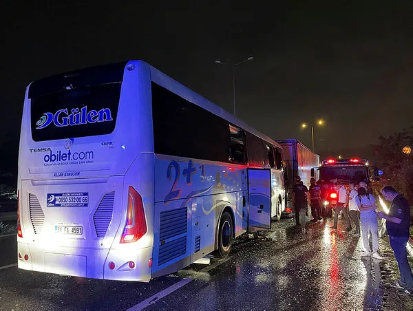 1661371626553.jpg Sakarya'da yolcu otobüsü kazası! TIR'a arkadan çarptı! Çok sayıda yaralı var - 1