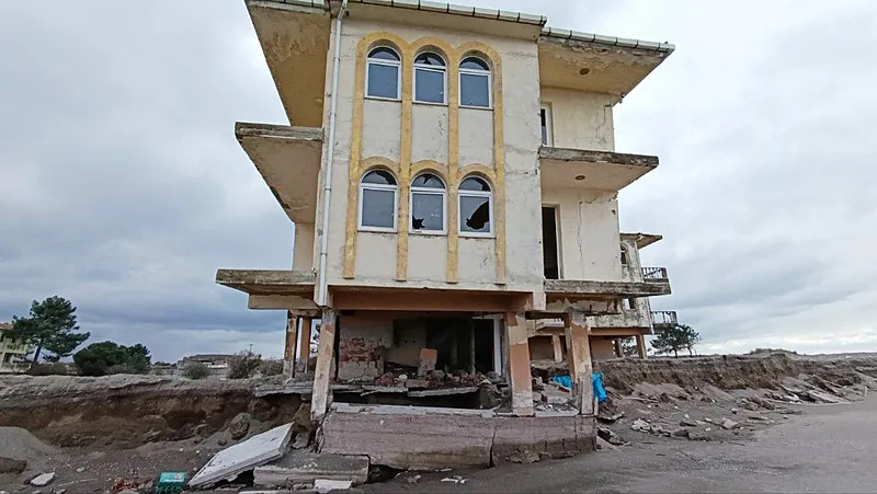 Karasu'da korkutan görüntü! Kıyı erozyonu yıkımın eşiğine getirdi - 3
