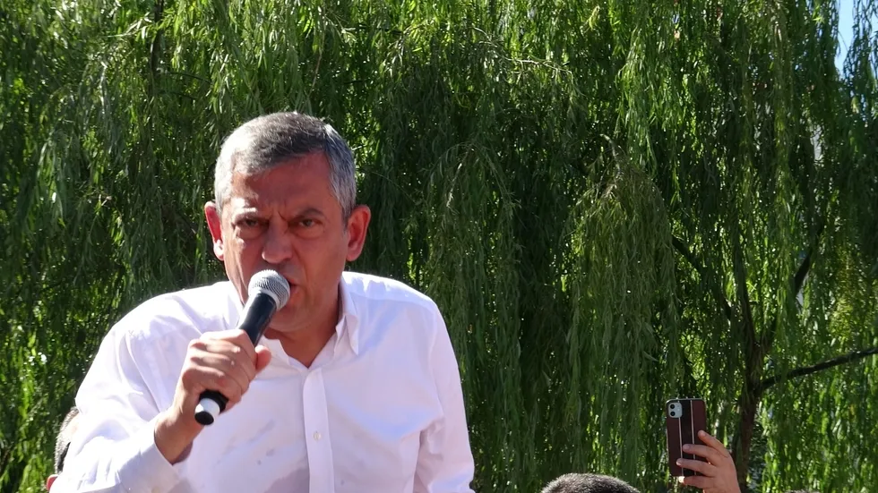 AK Parti'den Özgür Özel'in tehdit üslubuna çok sert tepki! Ömer Çelik: Siyaset adabıyla çok ciddi sorunları var - 1