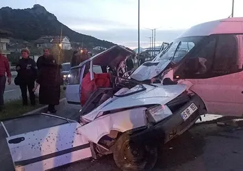 Burdur'da korkunç kaza! Kontrolsüz şekilde yola çıktı ikiye ayrıldı: 1 ölü, 3 yaralı