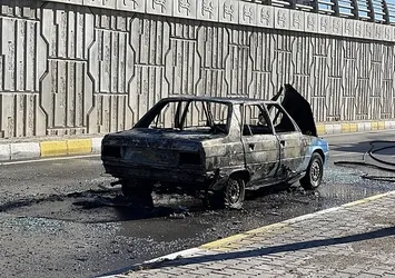 Sivas'ta seyir halindeki otomobil yandı