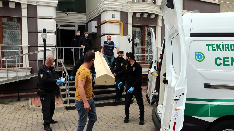 Doktor evinin banyosunda asılı halde bulundu