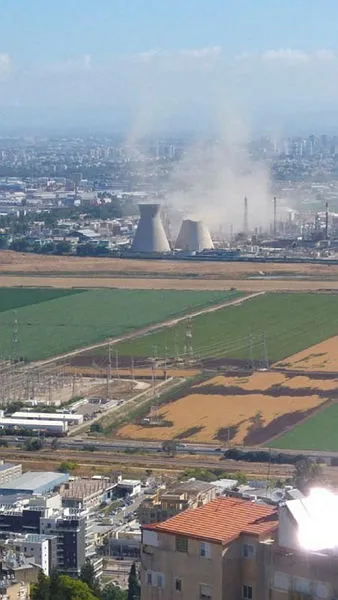 Son dakika: İsrail Hayfa'da soğutma kulesi çöktü! Petrol rafinerisi... - 1