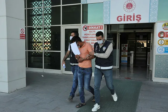 karamanda-vatan-bayrak-diyerek-yasli-ciftin-160-bin-lirasini-dolandirdi-1625119207811.jpg Karaman’da ‘Vatan-Bayrak’ diyerek yaşlı çiftin 160 bin lirasını dolandırdı - 5