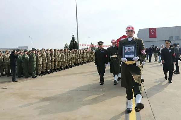 Son dakka: Barış Pınarı şehitlerine veda! Törenle memleketlerine uğurlandı - 5
