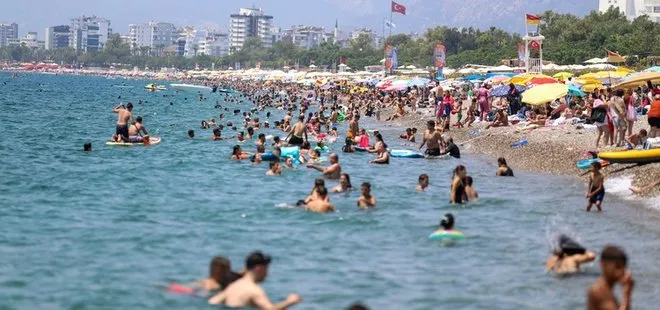 Antalya'da yüksek nem ve sıcaktan bunalanlar sahilleri doldurdu