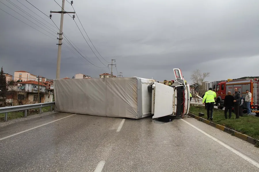 yagmur-kayganlastirdi-kamyon-devrildi-o-anlar-kamerada-1775055078896.jpg Yağmur kayganlaştırdı kamyon devrildi: O anlar kamerada - 1