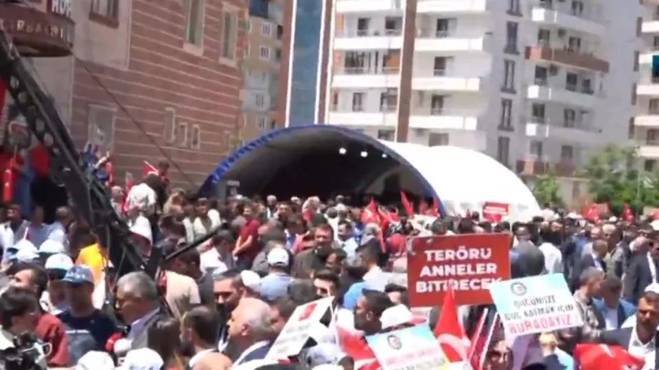 Diyarbakır’da ailelerin nöbetinde 1000. gün! 35 aile evladına kavuştu