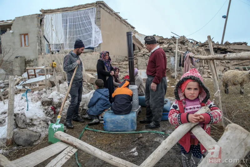 Van'daki göçük altından 3 çocuk cesedi çıkartan itfaiyeci konuştu 23