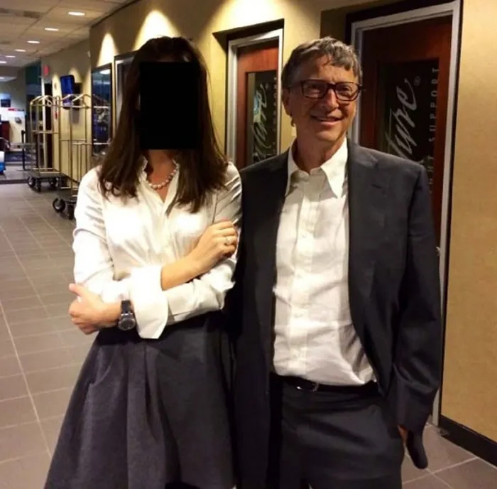 epstein-skandalinda-kritik-gun-dosyalar-bugun-aciklanacak-1766181195388.jpeg Fotoğraflar arasında Microsoft’un kurucusu Bill Gates’in, yüzleri karartılmış kadınlarla birlikte görüldüğü kare de yer aldı (Arşiv)