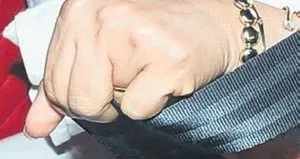Ünlü sanatçı yüzüğünü böyle sakladı