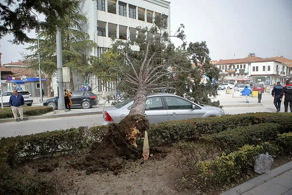 Kuvvetli rüzgarlar Türkiye'yi etkisi altına aldı! Ankara ve birçok ilde çatılar uçtu - 5