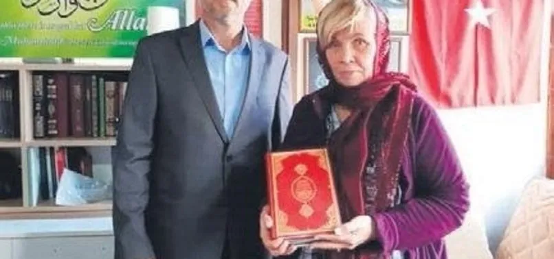 Şehit polisin imam babasından turistlere anlamlı hediye
