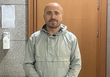 Sözde gazeteci Sezgin Kartal teröristlerle birlikte! Suriye'de elinde kalaşnikofla teröristlerle yürüdü