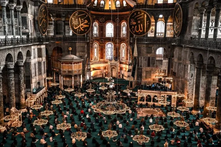 Ayasofya-i Kebir Camisi’nde Ramazan’ın ilk cuması kılındı! İşte hayranlık oluşturan o görüntüler