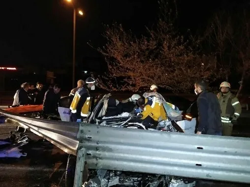 İstanbul’da otomobil bariyerlere çarptı: 2'si ağır, 3 yaralı - 3