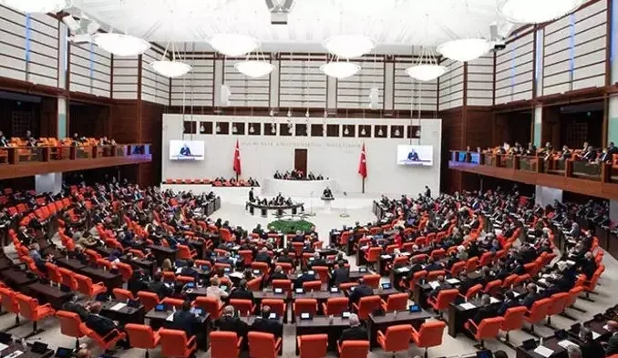 kktc-tezkeresi-mecliste-kabul-edildi-uluslarasi-topluma-tanima-cagrisi-1721317455928.jpg Tezkere ʺKıbrıs Türk halkının maruz kaldığı insanlık dışı izolasyona bir an önce son vermeye ve Kuzey Kıbrıs Türk Cumhuriyeti’ni hak ettiği şekilde tanımaya davet ediyoruz.ʺ denildi.