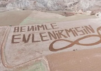 Aşkını tarlaya yazdı ‘Evet’ cevabını aldı