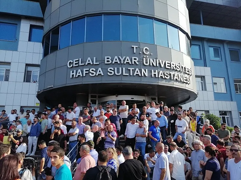 VATANDAŞLAR HASTANE ÖNÜNDE TOPLANDI