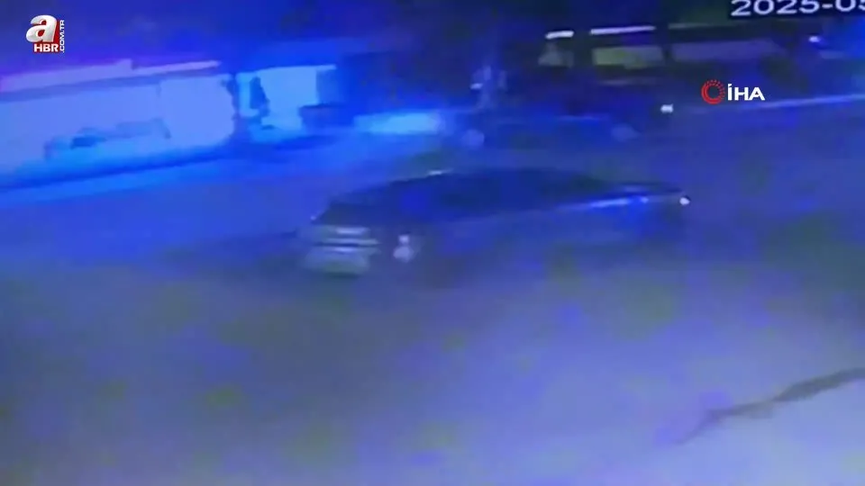 Kontrolden çıkan otomobilin aydınlatma direğine çarptı! Kaza anı kamerada
