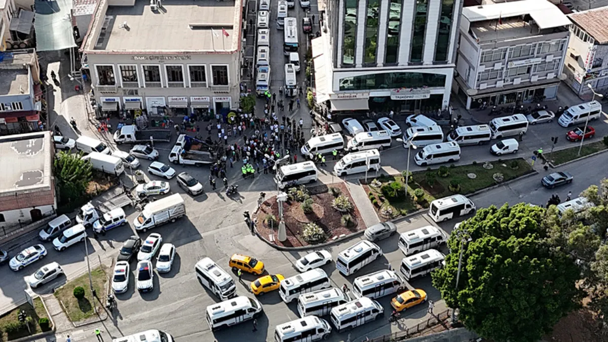 Adana'da dolmuş şoförlerinden eylem! Hakkımızı arıyoruz