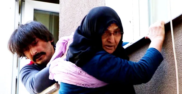 Erzurum'da korku dolu anlar! Pencereden atlamak isteyen annesini son anda yakaladı - 4