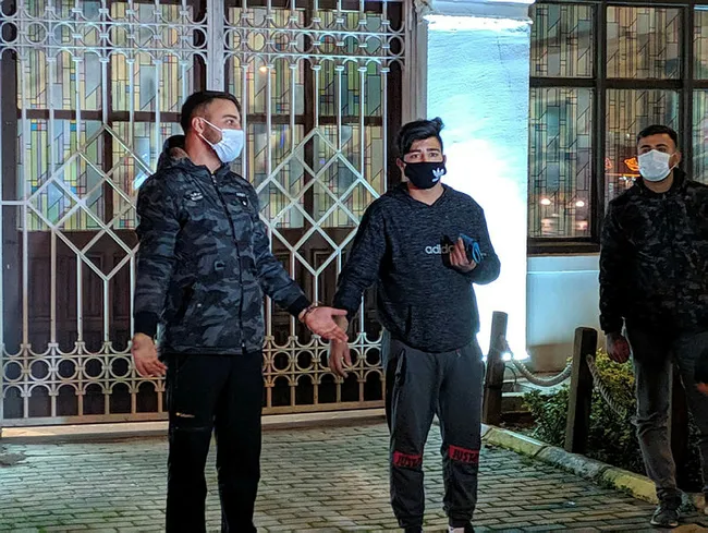 İzmir’de kısıtlamayı ihlal eden 4 kafadar uyuşturucu madde ile yakalandı - 2