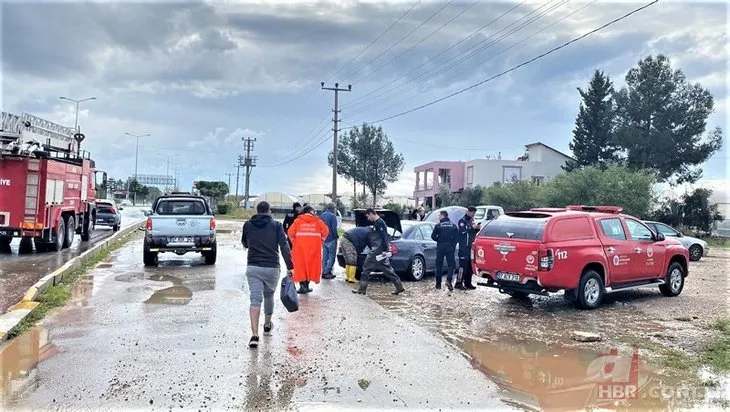 Antalya’da 1 saat yağan yağmur hayatı olumsuz etkiledi! Vatandaşın yardımına polis ve itfaiye yetişti
