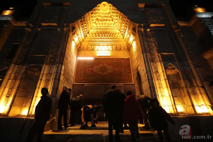 Tüm Türkiye depremde vefat edenler için ellerini semaya kaldırdı 7