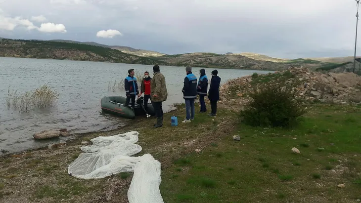 konyayi-karistiran-abdli-gole-biraktigi-baliklar-bulunamadi-1588690184484.jpg Konya'yı karıştıran ABD'li! Göle bıraktığı balıklar bulunamadı... - 1
