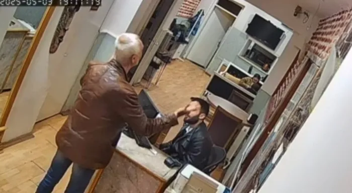 ozgur-ozele-saldiri-oncesi-akmde-ne-oldu-a-haberde-carpici-detaylar-polisin-uyardigi-ortaya-cikti-1746398979825.jpg Saldırgan Selçuk Tengioğlu'nun saldırıdan önce kaldığı otelden çıktığı anlar güvenlik kamerasına yansıdı. (İHA)