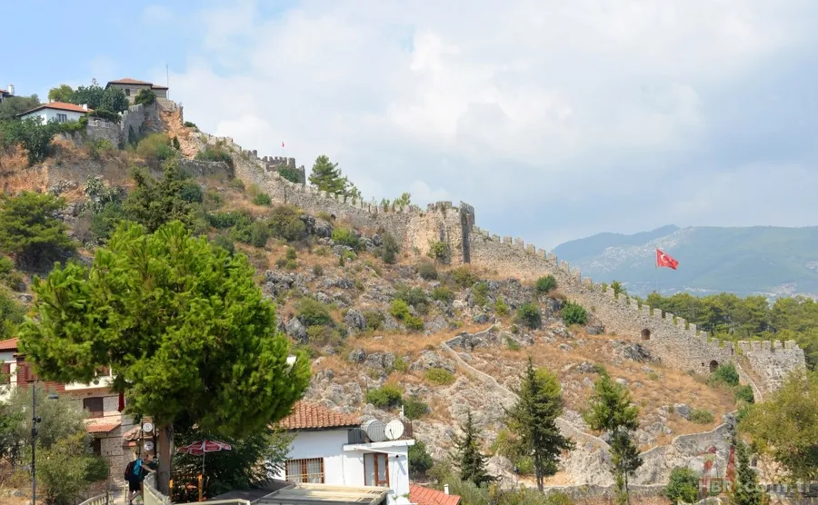 Alanya Kalesi'nde skandal görüntüler! Tarihi surları delip atık suyu boşaltmış 12