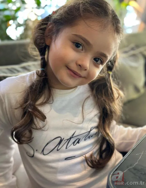Bergüzar Korel çocuklarını paylaştı! Minik Leyla sosyal medyayı salladı! “Çok şanslıyız” 12