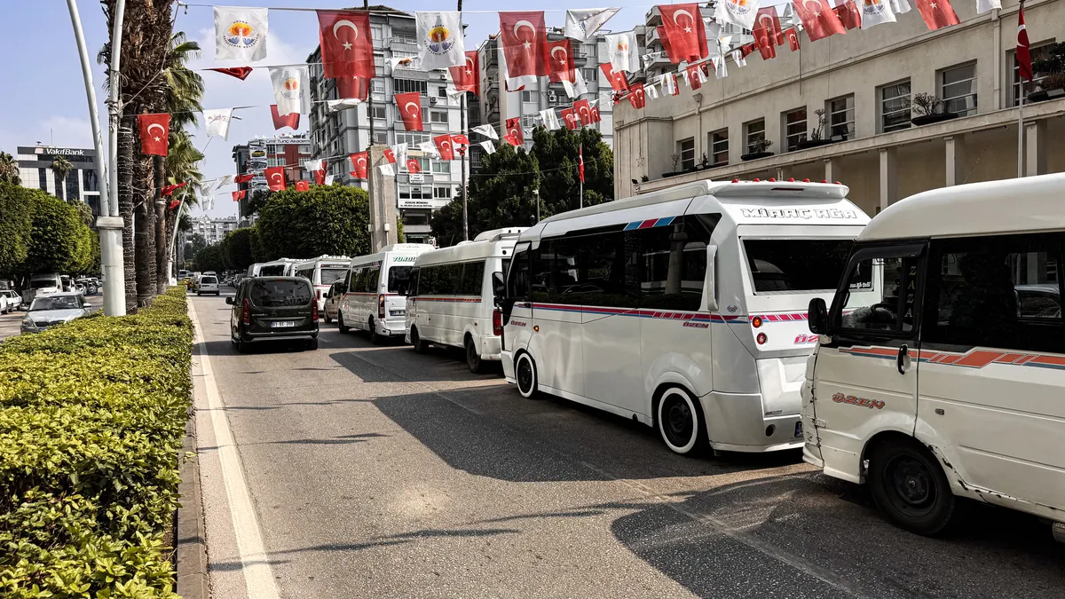Adana'da dolmuşçulardan CHP'li belediyeye güzergah tepkisi - 1