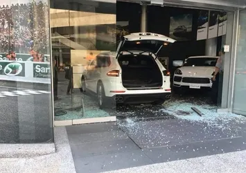 İstediği olmayınca Porsche'si ile Porsche yetkili servisine daldı