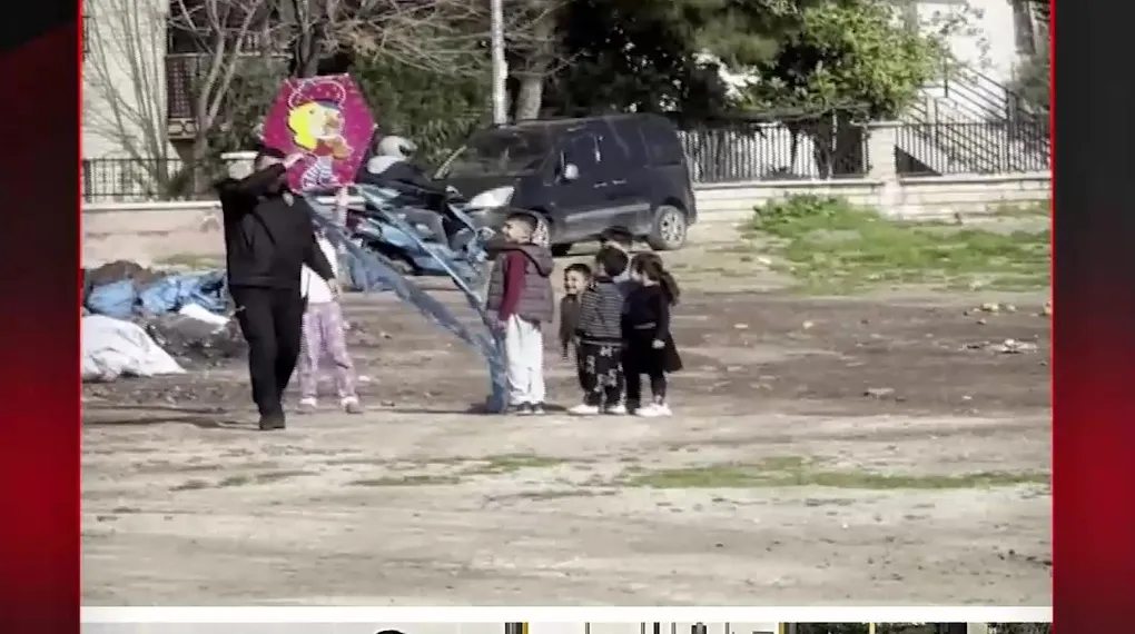 ÇOCUKLARIN POLİSLE UÇURTMA KEYFİ…