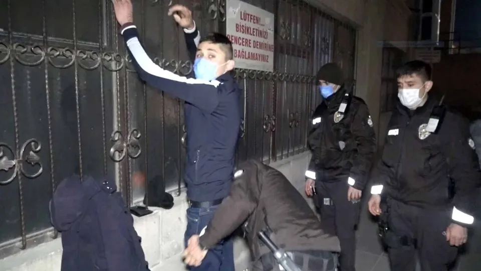 Aksaray’da bekçiden kaçan gençten küstah sözler! Yakalayamazdınız da komisere...